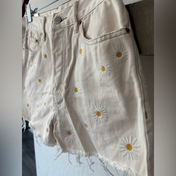 Pacsun|Floral daisy embroidered ultra high waisted vintage denim shorts in cream - Picture 8 of 15